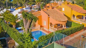 A resort with a swimming pool, yellow and white buildings, and surrounding greenery. - Villa Fresa Blanca by Villa Plus (El Tosalet)
