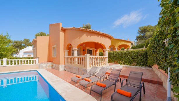 A poolside area with lounge chairs and a swimming pool. - Villa Fresa Blanca by Villa Plus (El Tosalet)