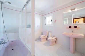 Een haardroger, handdoeken