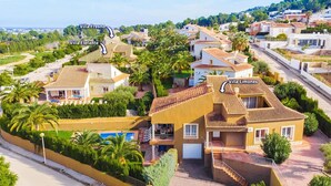 Un quartier résidentiel comprenant des villas nommées Villa Fresno, Villa Elefante et Villa Limones.