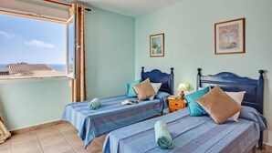 A hotel room with two beds, a balcony, and a view of the sea. - Villa Mar Flores by Villa Plus (Teulada)