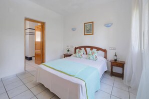 5 bedrooms, WiFi, bed sheets