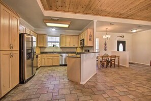 Fridge, microwave, oven, stovetop - Screenporch Getaway with Marina View, Bring your Boat (Coldspring)