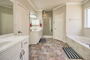Bathtub, hair dryer, towels, soap - Screenporch Getaway with Marina View, Bring your Boat (Coldspring)