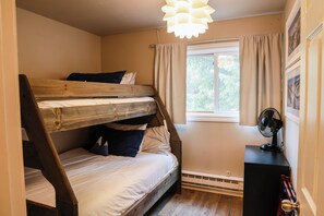 2 slaapkamers, een strijkplank/strijkijzer, reisbedje, gratis wifi