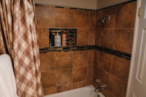 Ensemble baignoire-douche, séchoir à cheveux, serviettes fournies, savon