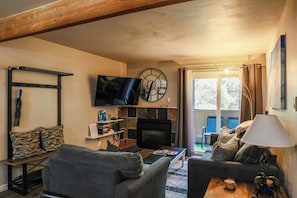 Smart TV, chimenea, reproductor de DVD y libros