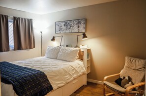 2 chambres, fer et planche à repasser, lit de bébé portatif