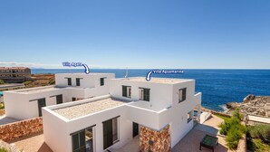 Een moderne villa met zwembad, aangeduid als Villa Agata en Villa Aguamarina, met uitzicht op zee.