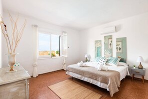 4 bedrooms, iron/ironing board, free WiFi, bed sheets