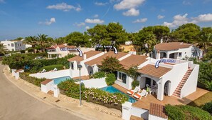 Ein Wohngebiet mit Villen, darunter Villa Gavina, Villa Arena und Villa Duna.