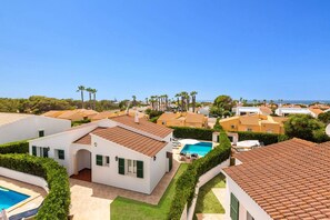 A residential area with multiple houses, a swimming pool, and a clear view of the sea. - Villa Avellano by Villa Plus (Cap d'Artrutx)