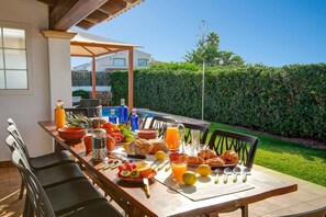 Outdoor dining - Villa Bonaventura by Villa Plus (Cap d'Artrutx)