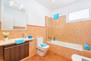 Hair dryer, towels - Villa Cal Peixito by Villa Plus (Alayor)