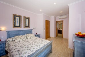 3 makuuhuonetta, silitysrauta/-lauta, ilmainen Wi-Fi, vuodevaatteet