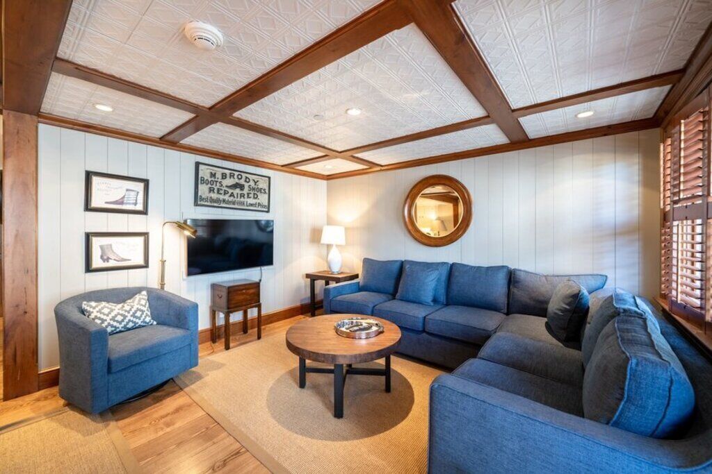 Luxury two-level Bluesky Condo, MTN views, fireplace, spa + Vail Village access