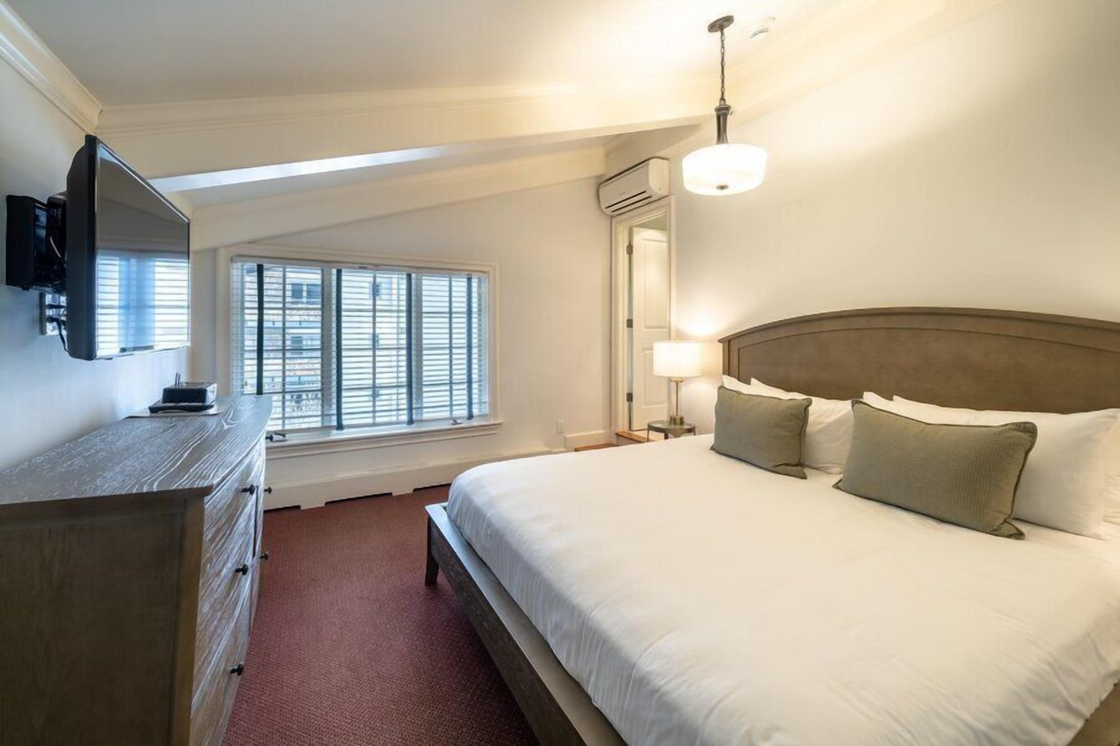 Luxury two-level Bluesky Condo, MTN views, fireplace, spa + Vail Village access