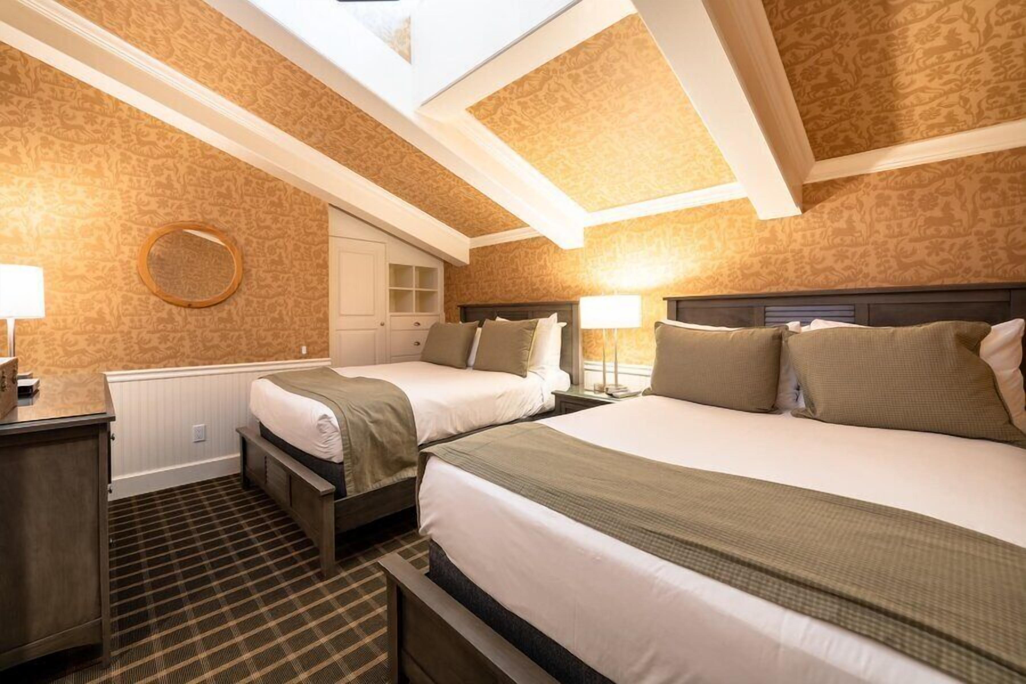 Luxury two-level Bluesky Condo, MTN views, fireplace, spa + Vail Village access