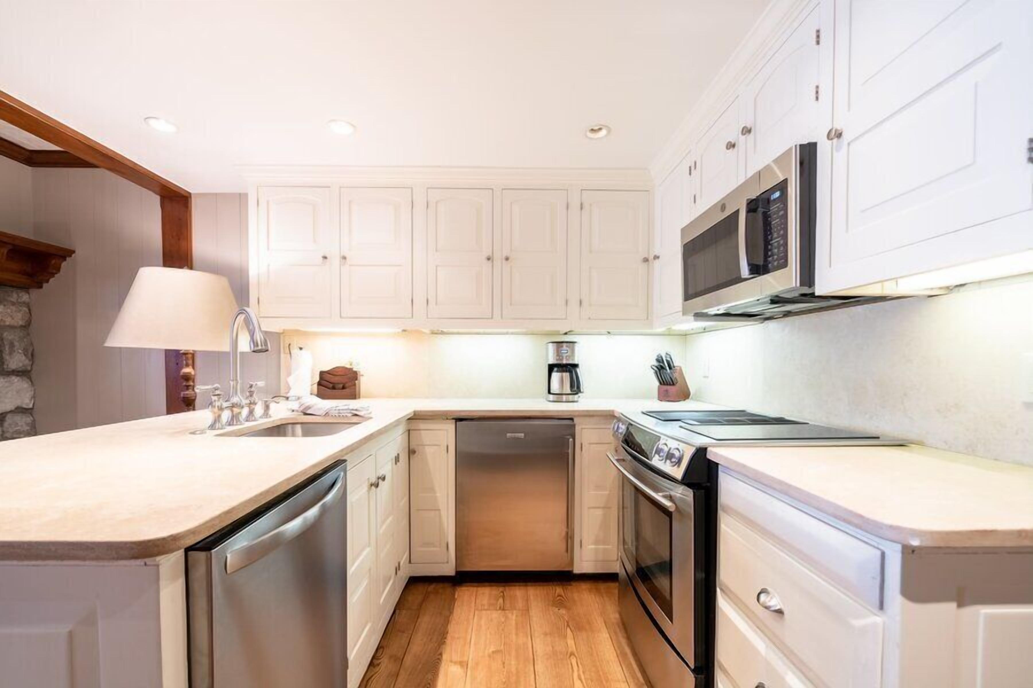 Luxury two-level Bluesky Condo, MTN views, fireplace, spa + Vail Village access