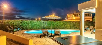 Villa Gris by Villa Plus