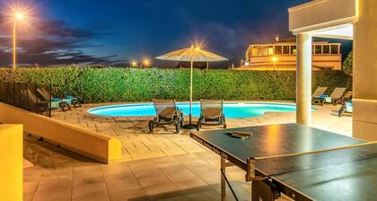 Villa Gris by Villa Plus