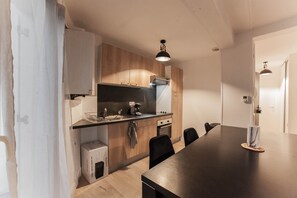 Kühlschrank, Mikrowelle, Ofen, Herdplatte