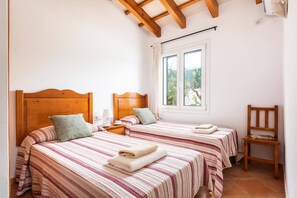 4 bedrooms, iron/ironing board, free WiFi, bed sheets