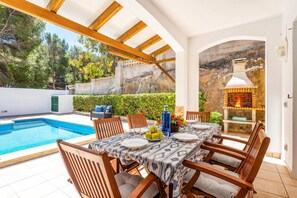 Outdoor dining - Villa Las Mariposas by Villa Plus (Es Mercadal)