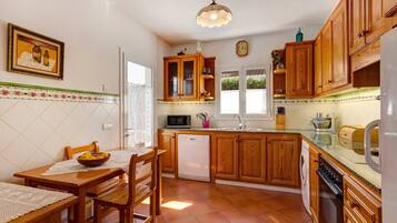 Een microgolfoven, een vaatwasser