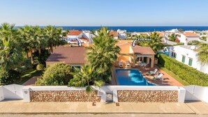 Villa Mango and Villa Mikel with a pool, surrounded by palm trees and a view of the sea. - Villa Mango by Villa Plus (Cap d'Artrutx)