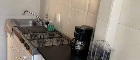 Kjøleskap, mikrobølgeovn, kokeplater og kaffetrakter/tekoker