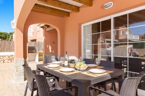 Outdoor dining - Villa Martinur by Villa Plus (Ciutadella de Menorca)