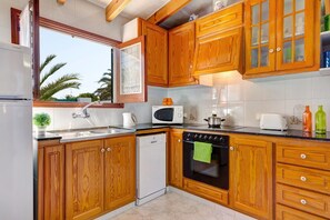 Mikrowelle, Geschirrspüler, Wasserkocher mit Kaffee-/Teezubehör