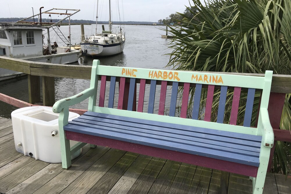 Quaint Cottage with Marina Access and Free Boat Lift Privileges plus dockages