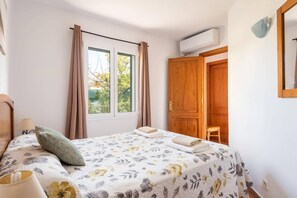 4 bedrooms, iron/ironing board, free WiFi, bed sheets