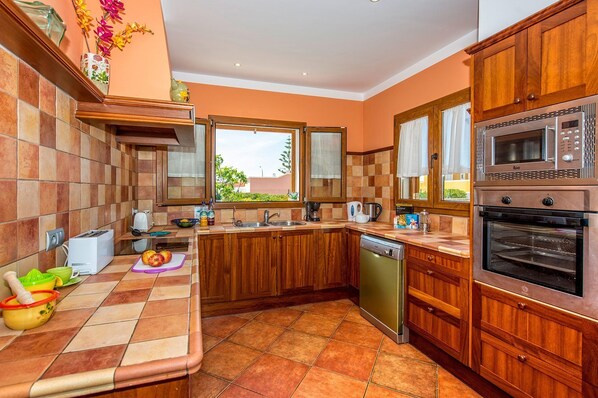 Een microgolfoven, een vaatwasser