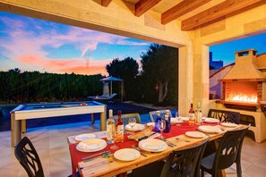 An outdoor dining area with a pool table, a grill, and a view of the sky. - Villa Serena Forcat by Villa Plus (Ciutadella de Menorca)