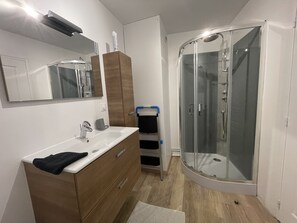 Shower, hair dryer, towels - Pleasant house in the heart of Normandy (Vittefleur)