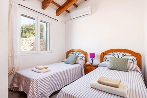 4 bedrooms, WiFi, bed sheets