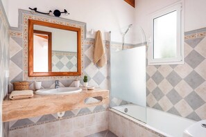 Séchoir à cheveux, serviettes fournies