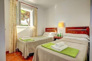 4 bedrooms, iron/ironing board, free WiFi, bed sheets