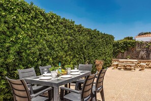 تناول الطعام بالخارج