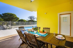 Outdoor dining - Villa Quinta dos Bicos by Villa Plus (Albufeira)