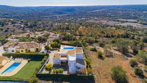 A large house with a swimming pool, surrounded by a well-maintained garden and a view of the countryside. - Villa Colina do Sol by Villa Plus (Paderne)
