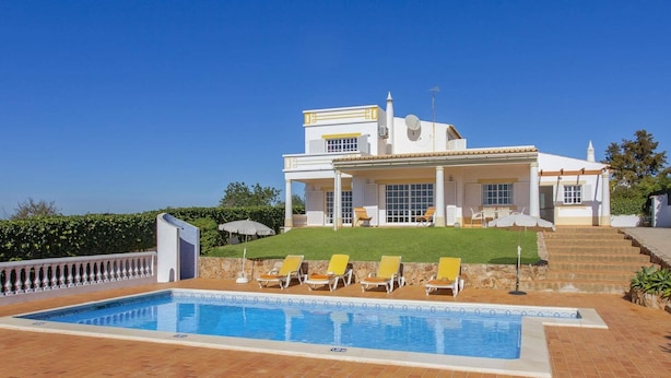 A two-story house with a swimming pool and sun loungers. - Villa Colina do Sol by Villa Plus (Paderne)