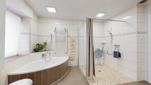 Bathtub, hair dryer, towels, soap - Bright, comfortable and barrier-free apartment (Bielefeld)