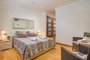 3 bedrooms, iron/ironing board, free WiFi, bed sheets