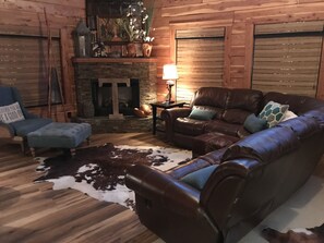 TV - BOOK FOR ALABAMA FOOTBALL GAME WEEKENDS/AMAZING LOG CABIN/TOMBIGBEE RIVER (Aliceville)