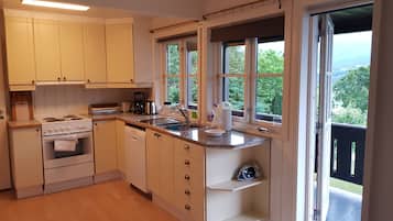 Kjøleskap, ovn, kokeplater og oppvaskmaskin