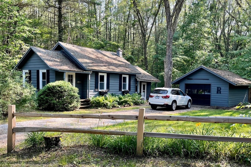Cozy Cottage-13 min drive to Saugatuck/Douglas Sleeps 4-6